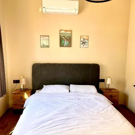 Mustafa Tokalac Castle House בית הארחה